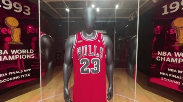 Michael Jordan 's 'Last Dance' jersey fetches record $10.1m