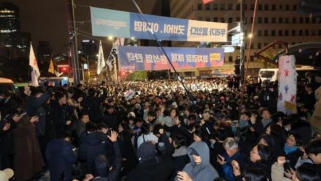  Crowds Celebrate As South Korean President Withdraws Troops